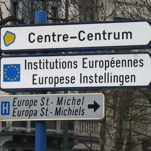 Stra&szlig;enschilder in Br&uuml;ssel, insgesamt 3 &uuml;bereinander, in der Mitte steht zu den Europ&auml;ischen Institutionen