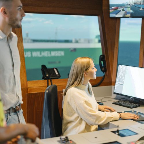 Nautikstudierende auf der Br&uuml;cke des Schiffssimulators.