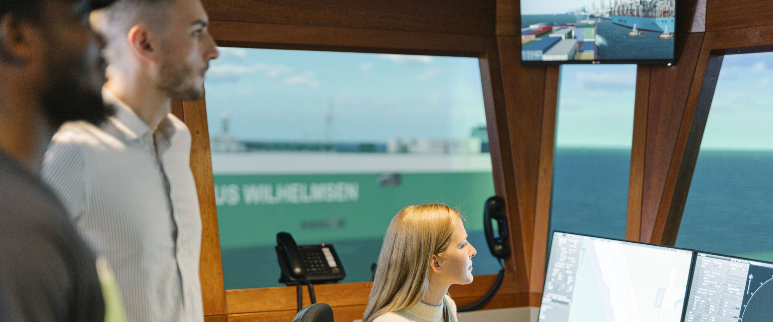 Nautikstudierende auf der Brücke des Schiffssimulators.