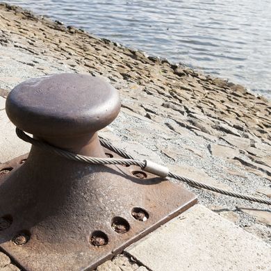 Selbstständig machen Leine werfen an Ufer der Weser