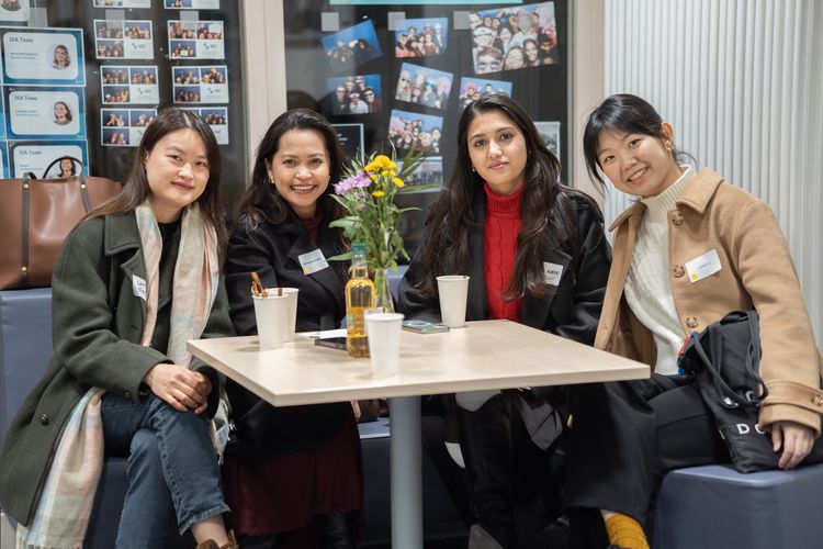 Das Bild zeigt eine Gruppe von weiblichen internationalen HSB Alumini. Die Gruppe sitzt an einem Tisch.