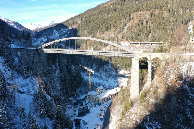 Südansicht der Trisannabrücke im Winter. Foto: HSB / M. Gutermann