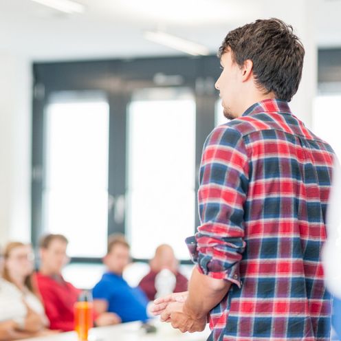 Ein Student h&auml;lt einen Vortrag in einem Seminar.