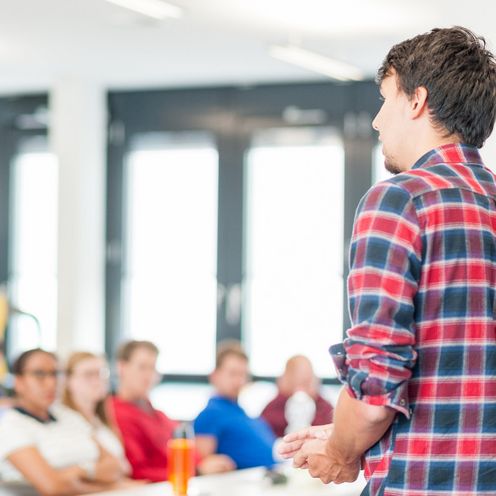 Ein Student h&auml;lt einen Vortrag in einem Seminar.