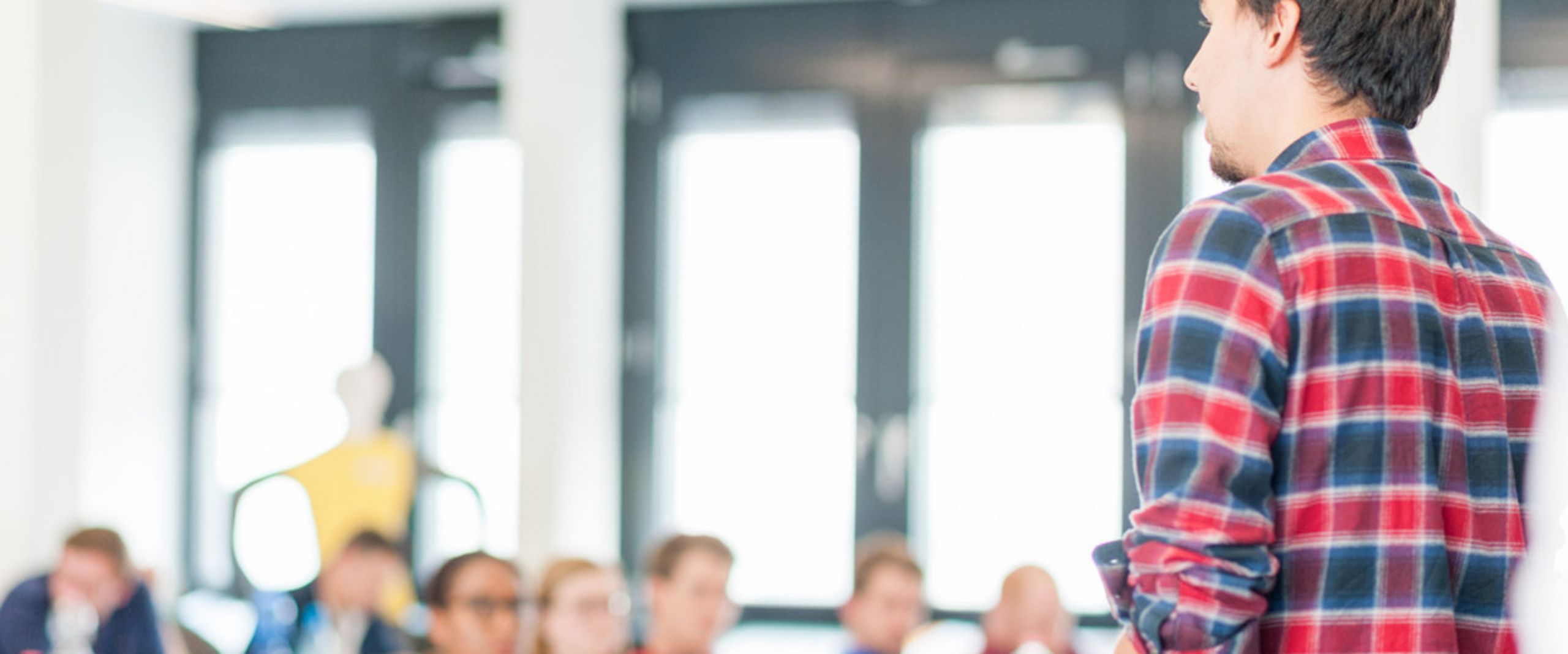 Ein Student h&auml;lt einen Vortrag in einem Seminar.