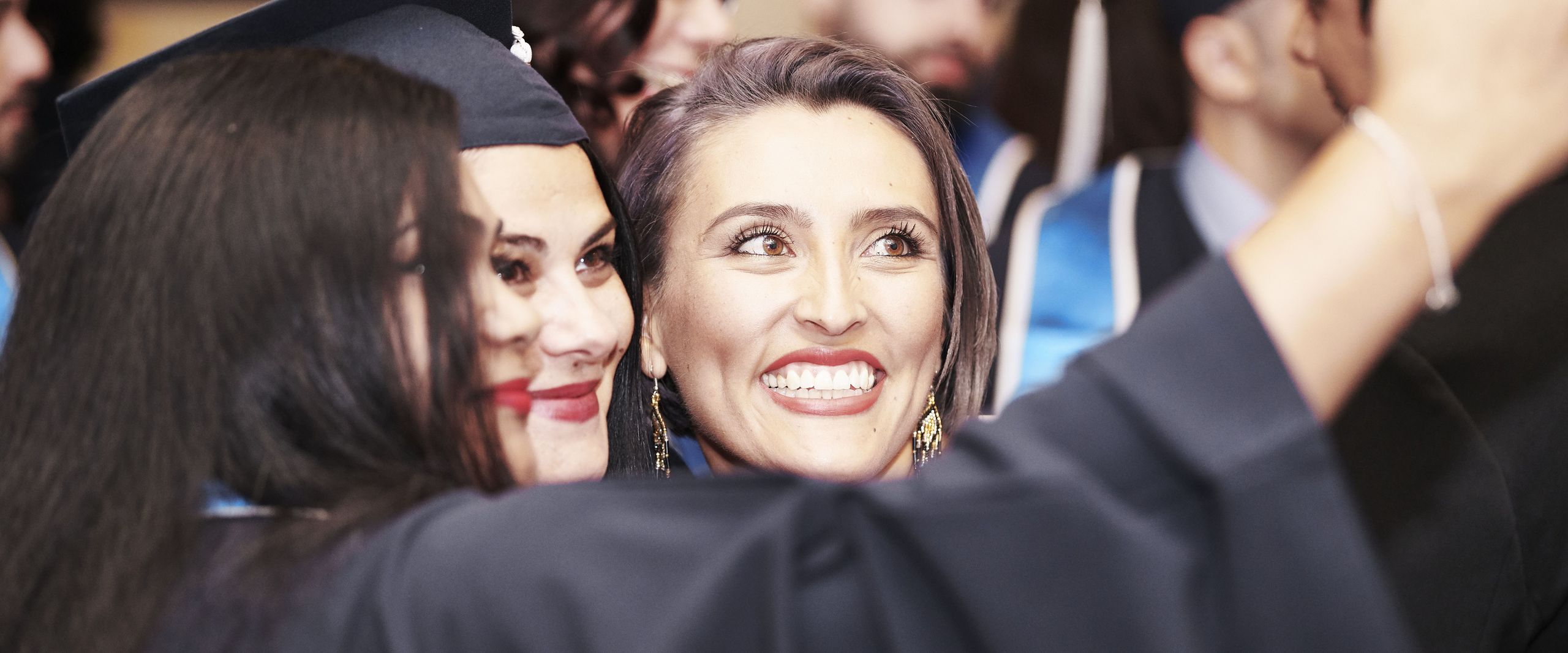 Studierende machen auf der Graduation ein Selfie