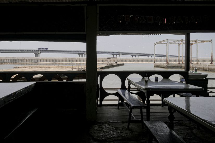 Blick auf Wasser, Mauer und Br&uuml;cke von einem Lokal aus