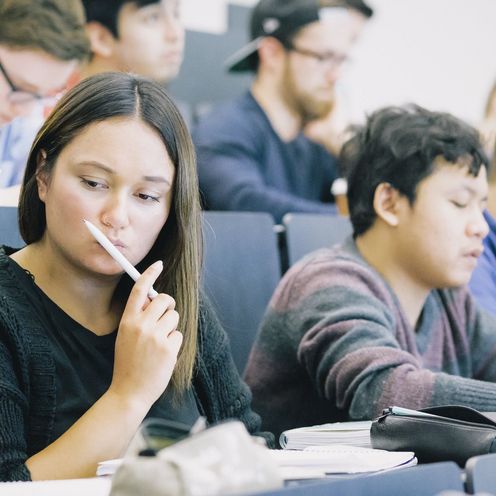 Studierende sitzen nebeneinander in einem H&ouml;rsaal.