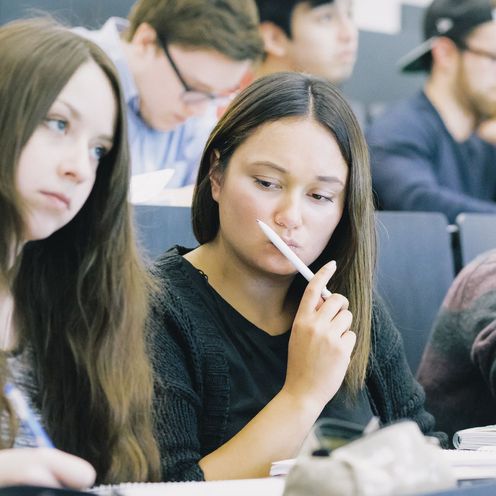 Studierende sitzen nebeneinander in einem H&ouml;rsaal.