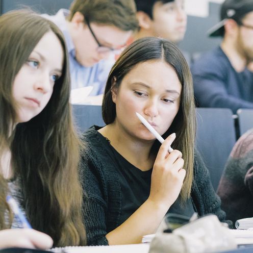 Studierende sitzen nebeneinander in einem H&ouml;rsaal.