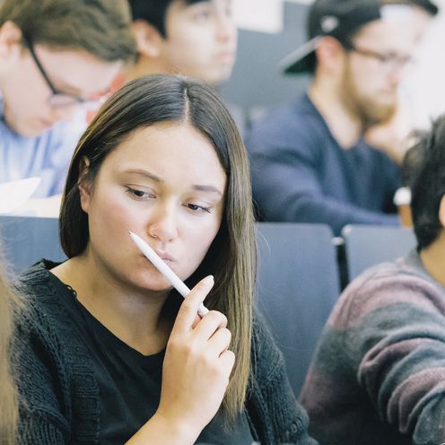 Studierende sitzen nebeneinander in einem H&ouml;rsaal.