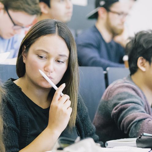 Studierende sitzen nebeneinander in einem H&ouml;rsaal.