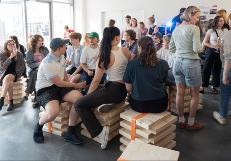 In lockerer Atmosphäre möchten die Studierenden mit den Gästen Fragen diskutieren und guten Gesprächen führen. Foto:HSB/B.Schürkamp
