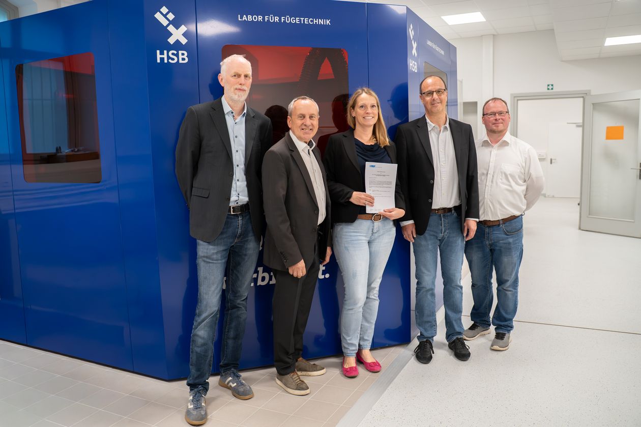gruppenbild mit M&auml;nnern und einer Frau