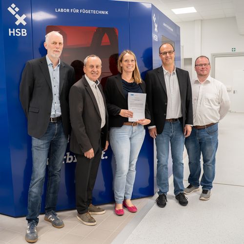 gruppenbild mit M&auml;nnern und einer Frau