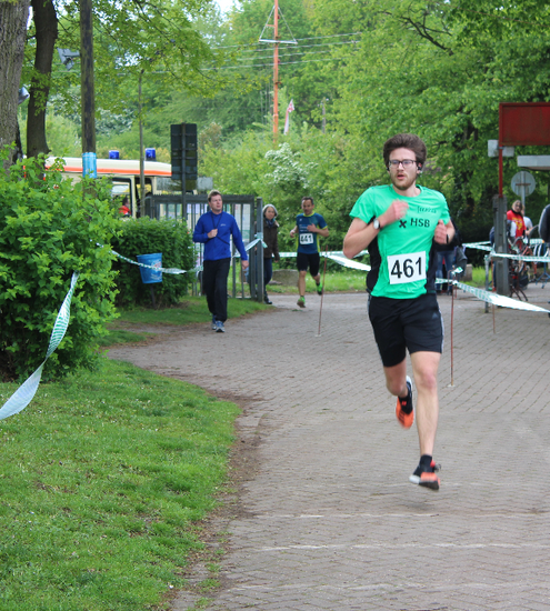 Ein L&auml;ufer sprintet die Laufstecke entlang.