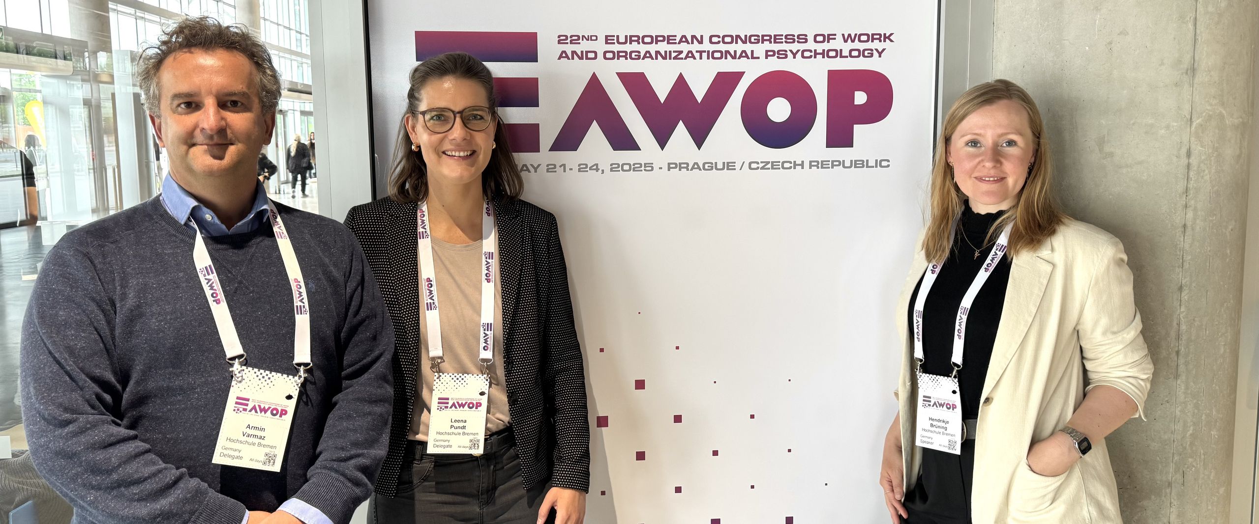 Dr. Hendrikje Br&uuml;ning, Prof. Dr. Leena Pundt und Prof. Dr. Armin Varmaz pr&auml;sentieren Forschungsergebnisse auf Konferenz in Prag