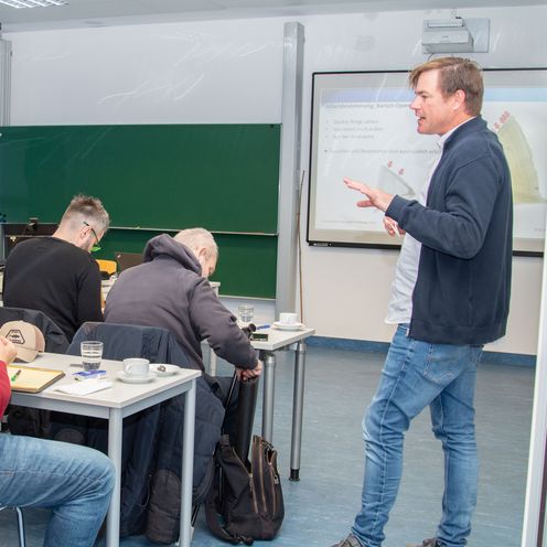 Prof. Dr. Thomas Klefoth h&auml;lt Vortrag vor Teilnehmenden Anglern