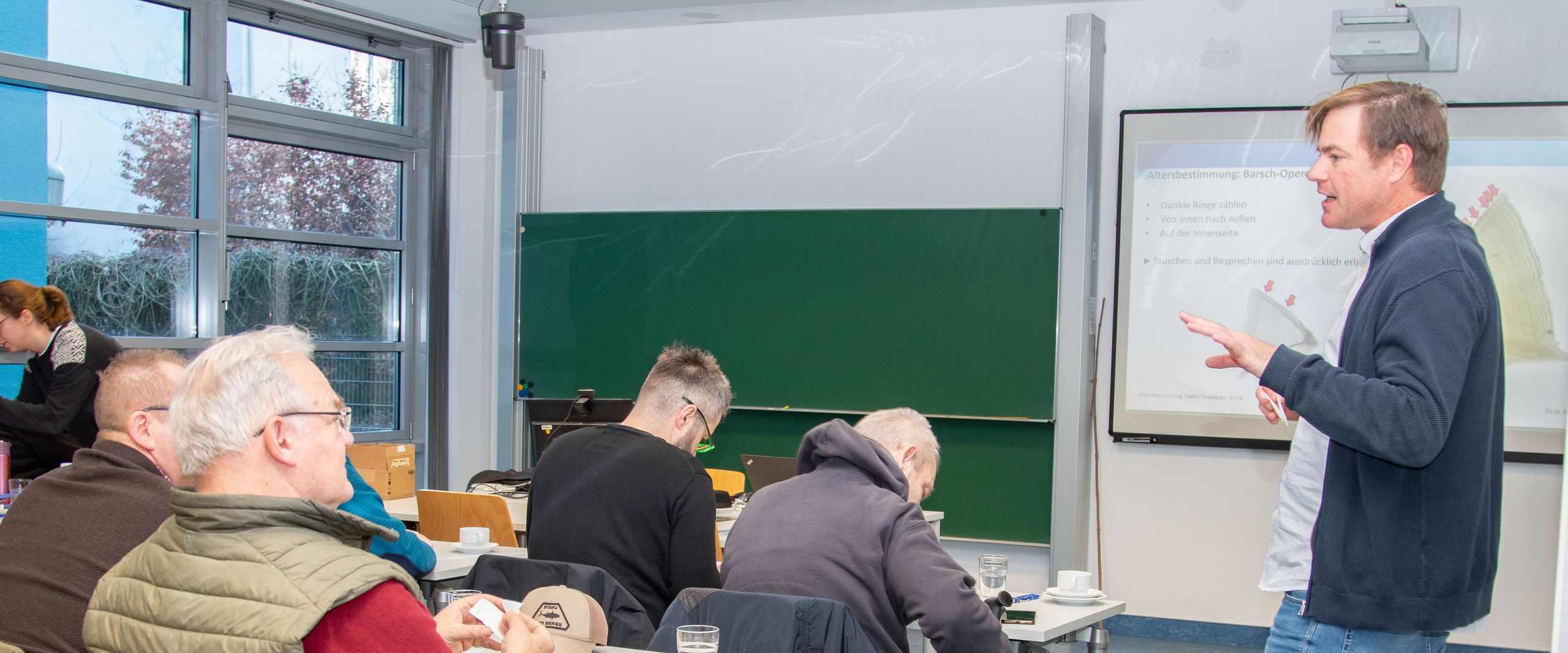 beim Bremer Gewässerwarte-Lehrgang Prof. Dr. Thomas Klefoth hält Vortrag vor Teilnehmenden Anglern