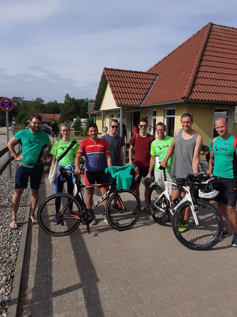 Gruppenbilder der TriRunners mit Rennr&auml;dern.