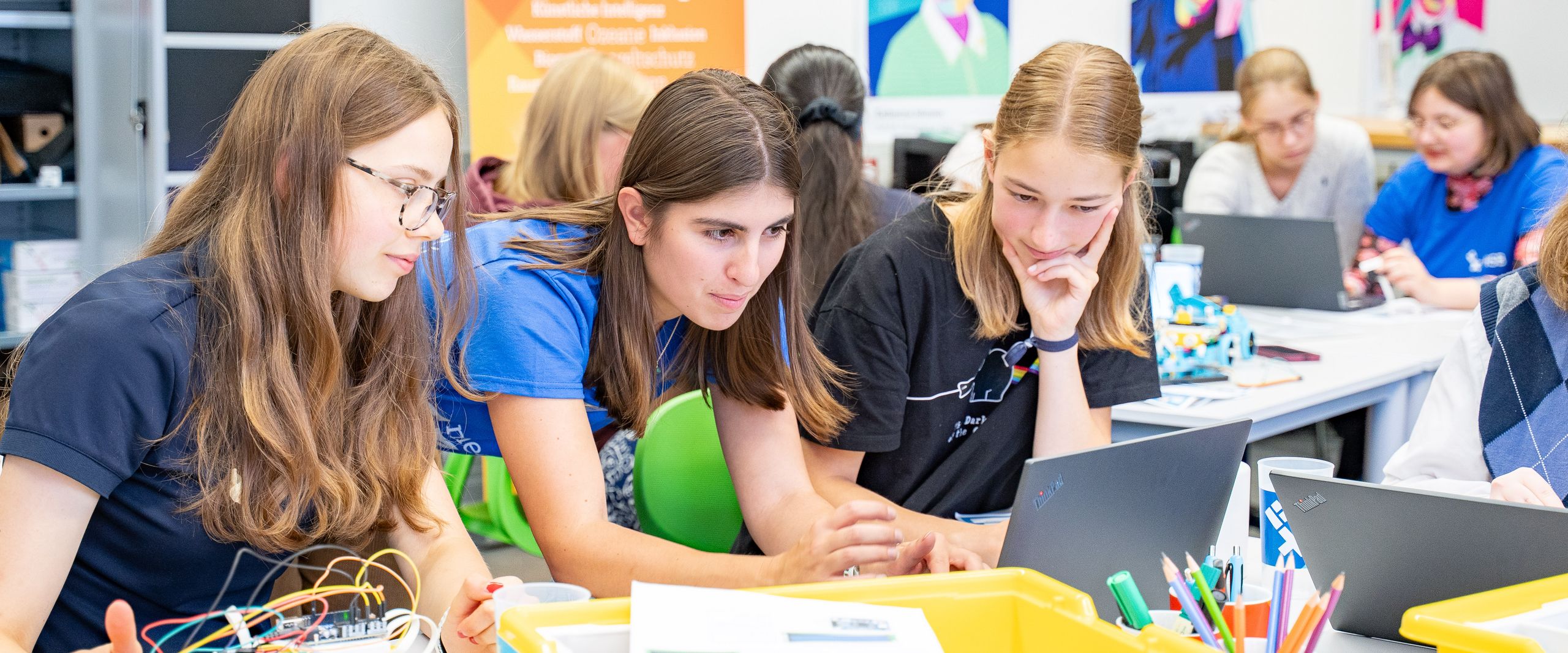Sch&uuml;lerinnen experimentiere im geimeinsam mit einer Studentin in einem Robotik-Workshop im meetMINT-Space.