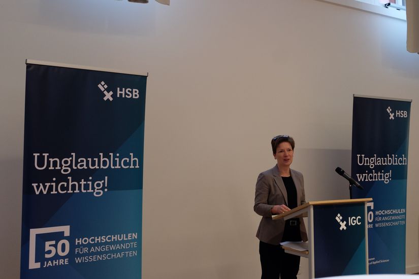 Frau h&auml;lt Rede am Rednerpult