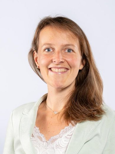 Auf dem Foto ist Christin Kl&auml;hn Osorio zusehen. Sie hat schulterlanges blondes Haar und tr&auml;gt ein wei&szlig;es Oberteil unter einem minigr&uuml;nen Blazer. 
