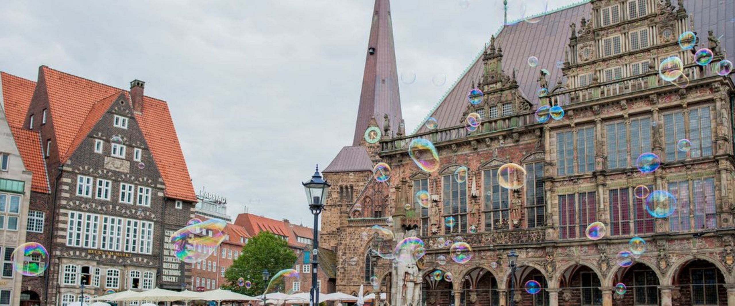 Der belebte Bremer Marktplatz mit der Rolandstatue und dem hisotrischen Rathaus