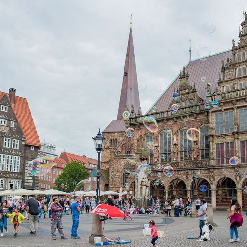 Bremer Marktplatz mit Roland und Rathaus Der belebte Bremer Marktplatz mit der Rolandstatue und dem hisotrischen Rathaus