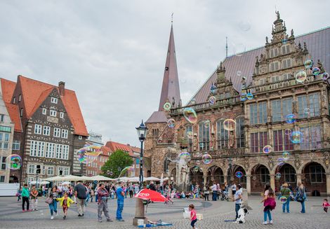 Der belebte Bremer Marktplatz mit der Rolandstatue und dem hisotrischen Rathaus