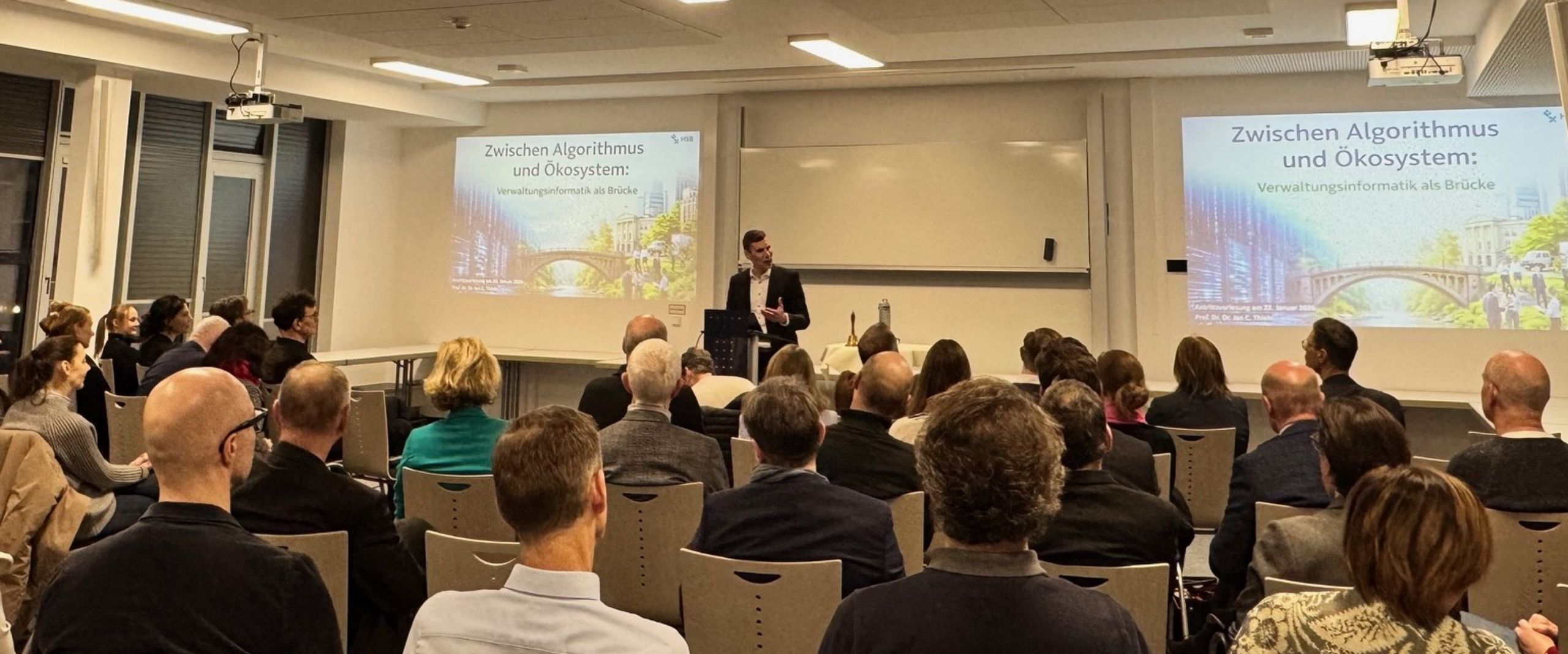 Das Bild zeigt Zuh&ouml;rende bei der Antrittsvorlesung von Prof. Dr. Jan Thiele beim Fakult&auml;tstag der Fakult&auml;t 1 im Januar 2026.