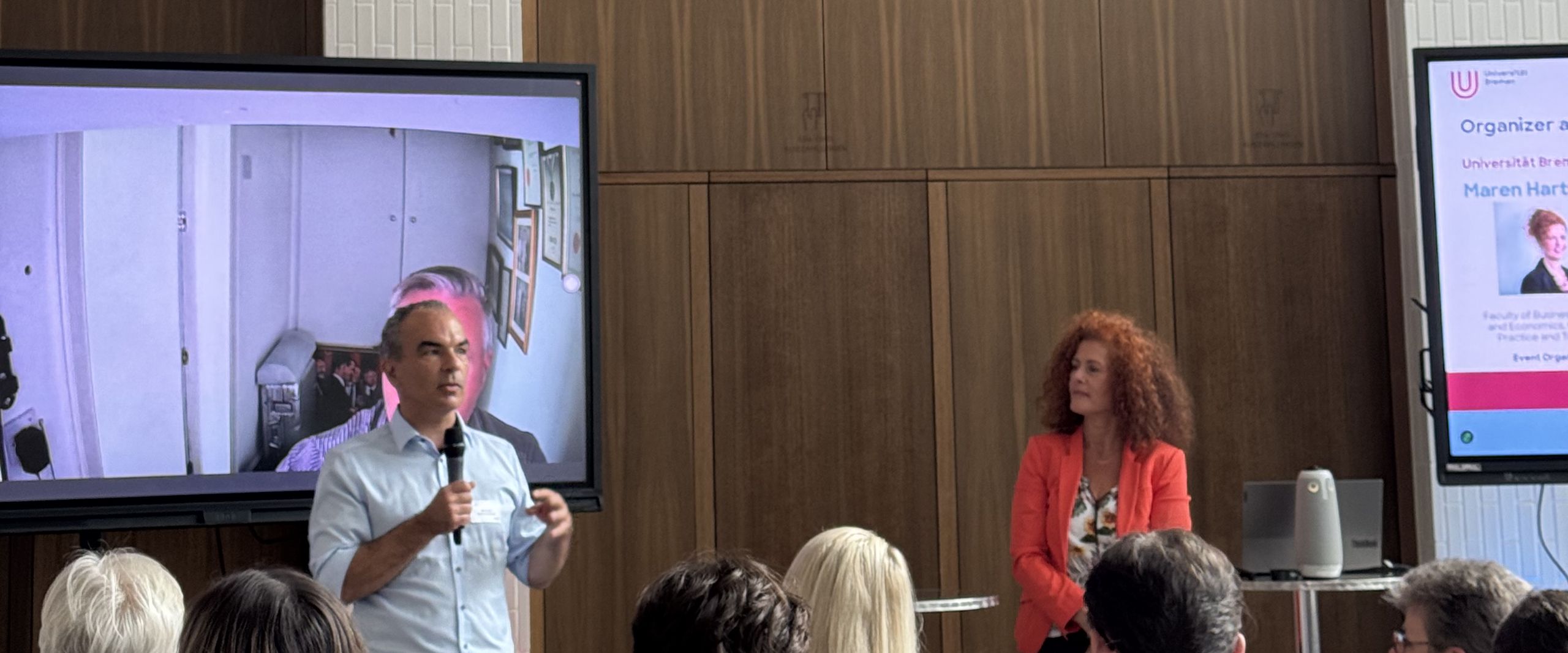 Praxis Summer Camp 2025 Das Bild zeigt Prof. Dr. Martin Holi vor dem Auditorium im Domshof Forum.