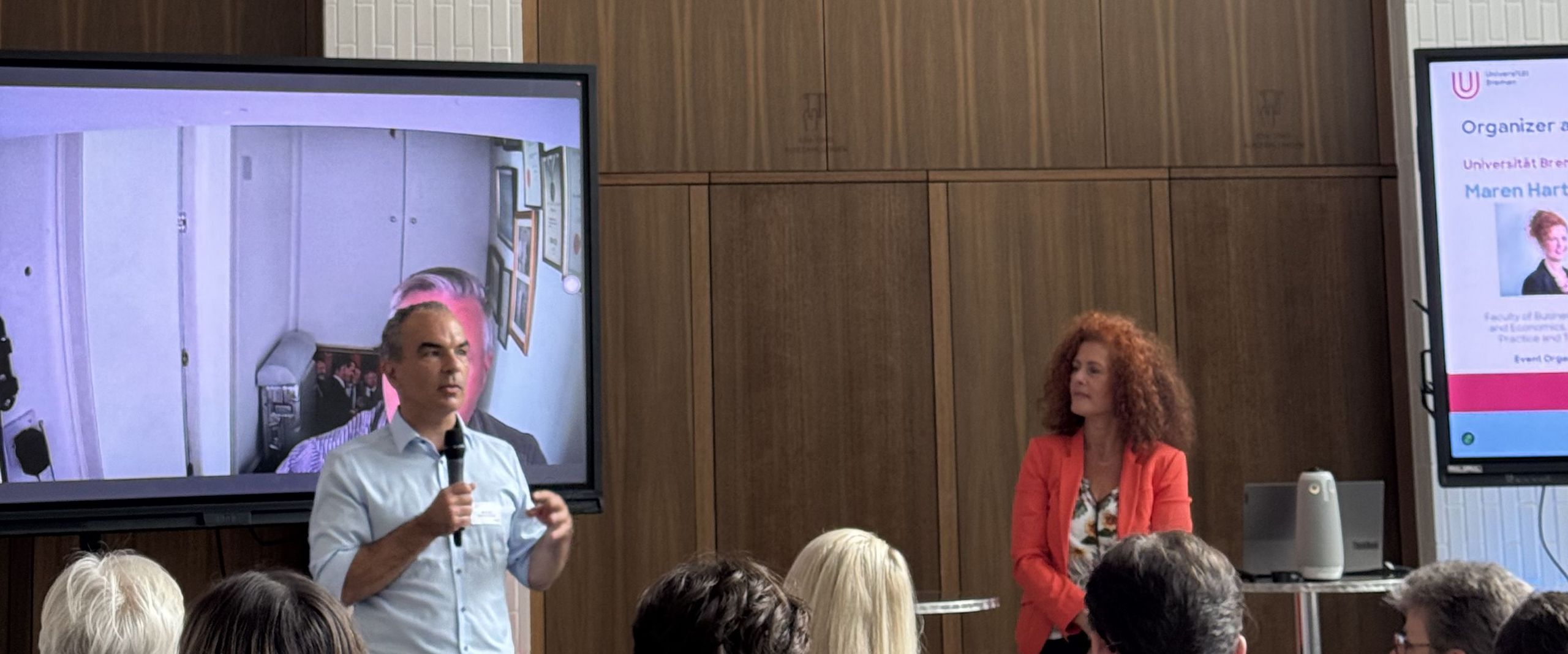 Das Bild zeigt Prof. Dr. Martin Holi vor dem Auditorium im Domshof Forum.