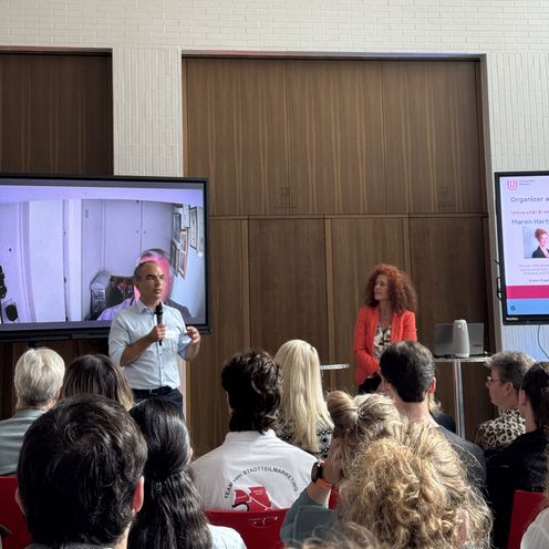 Praxis Summer Camp 2025 Das Bild zeigt Prof. Dr. Martin Holi vor dem Auditorium im Domshof Forum.