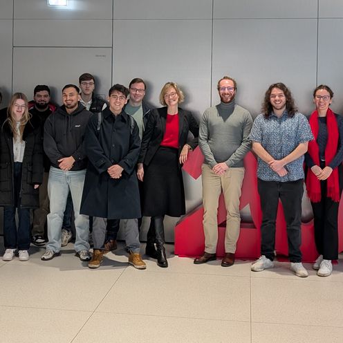 Das Bild zeigt eine Gruppe Studierender bei der Exkursion zur Sparkasse.