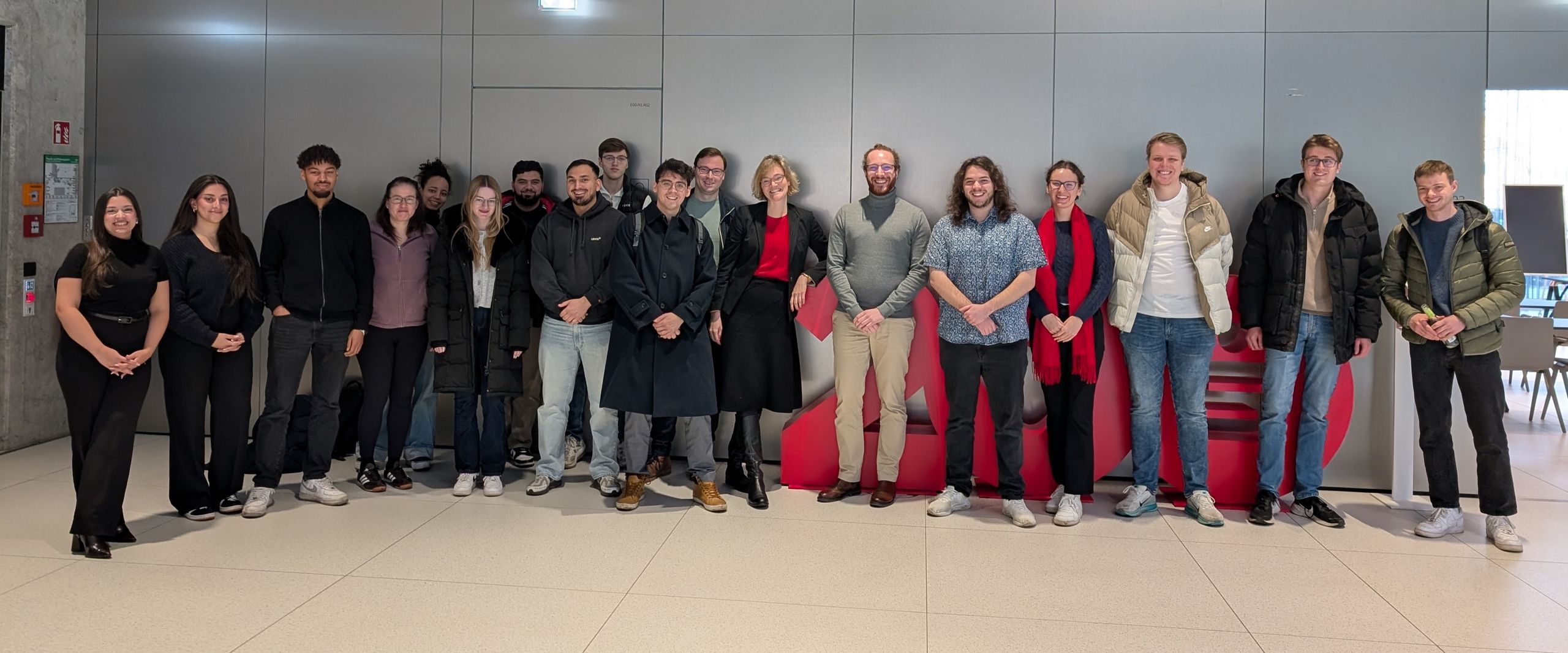 Das Bild zeigt eine Gruppe Studierender bei der Exkursion zur Sparkasse.