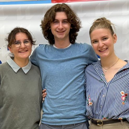 Zwei Studentinnen und ein Student posieren f&uuml;r Gruppenfoto 