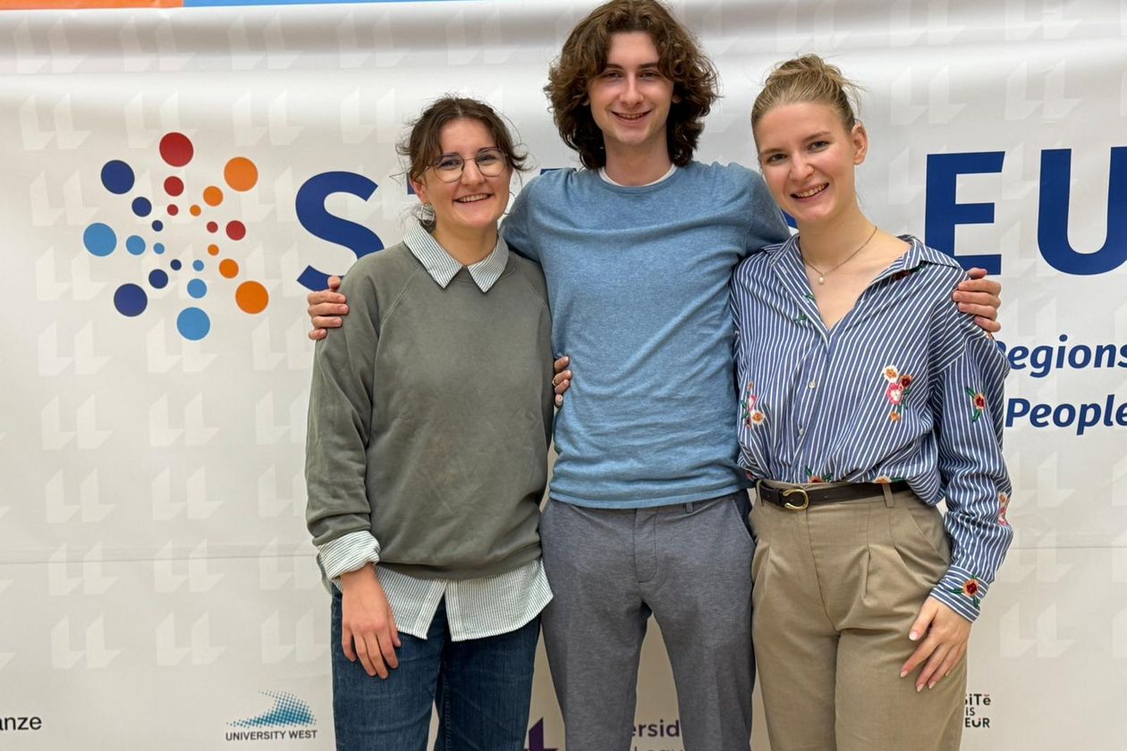 2025 Gruppenfoto STARS EU Studen Board der HSB Zwei Studentinnen und ein Student posieren für Gruppenfoto