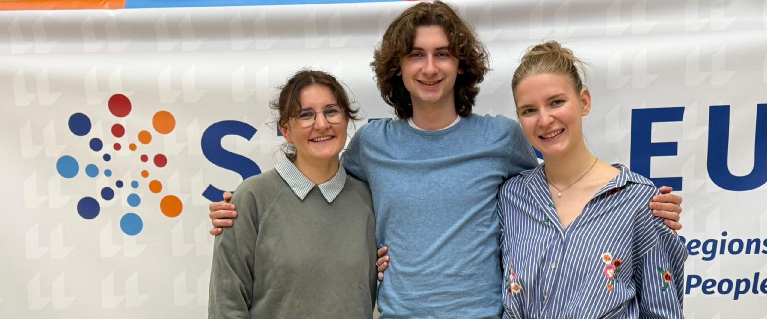 2025 Gruppenfoto STARS EU Studen Board der HSB Zwei Studentinnen und ein Student posieren für Gruppenfoto