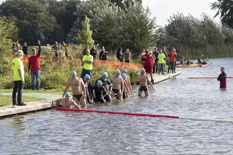 Schwimmer:innen warten auf den Start beim Werdersee Swim & Run 2020.