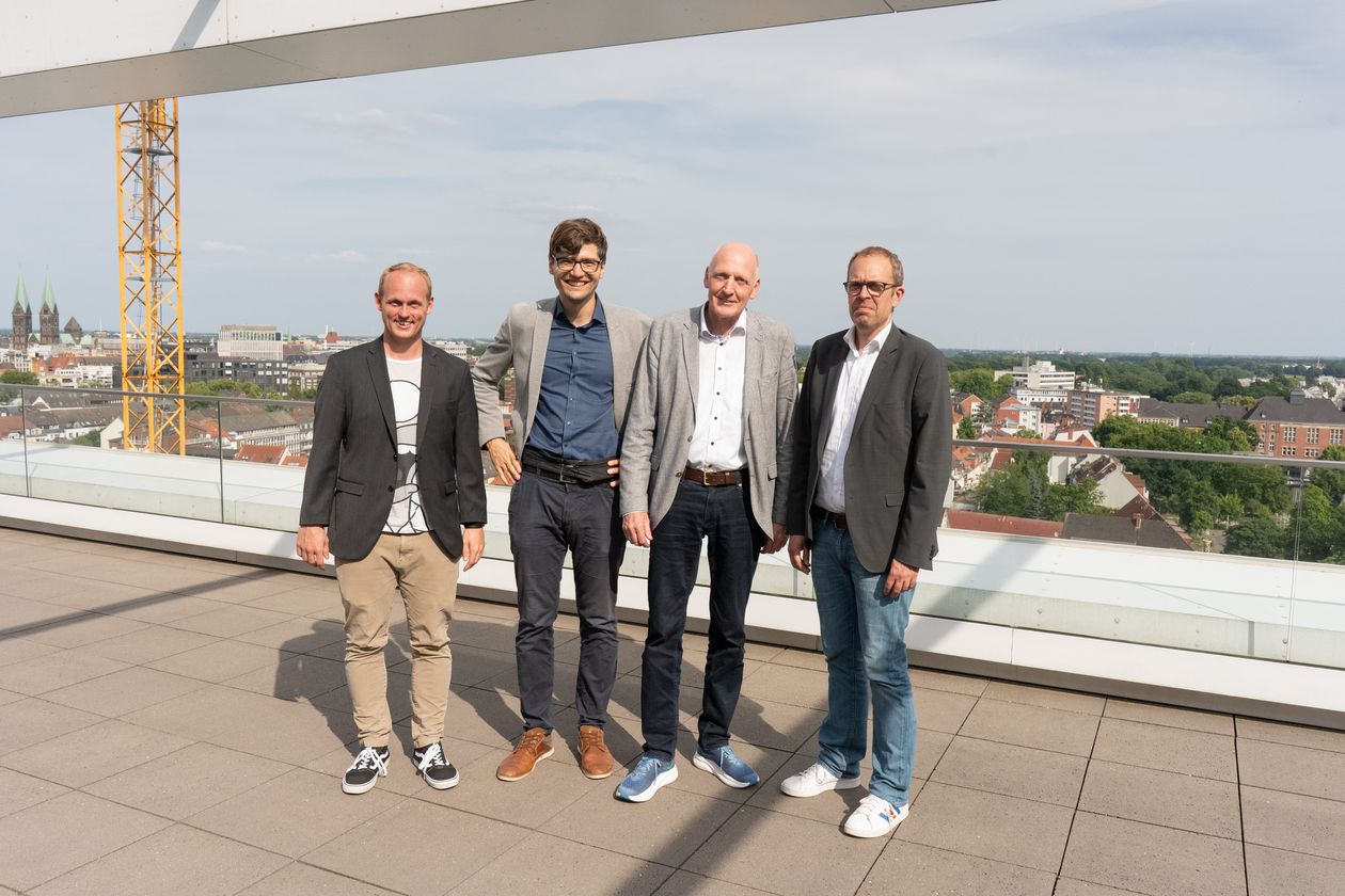 Gruppenbild auf der Dachterasse (v.l.) Jan Kuhnholz, Valentin Koller, Prof. Dr.-Ing. Stephan Lochte-Holtgreven und Prof. Dr. Peter Hartwig. Foto: HSB - Sch&uuml;rkamp
