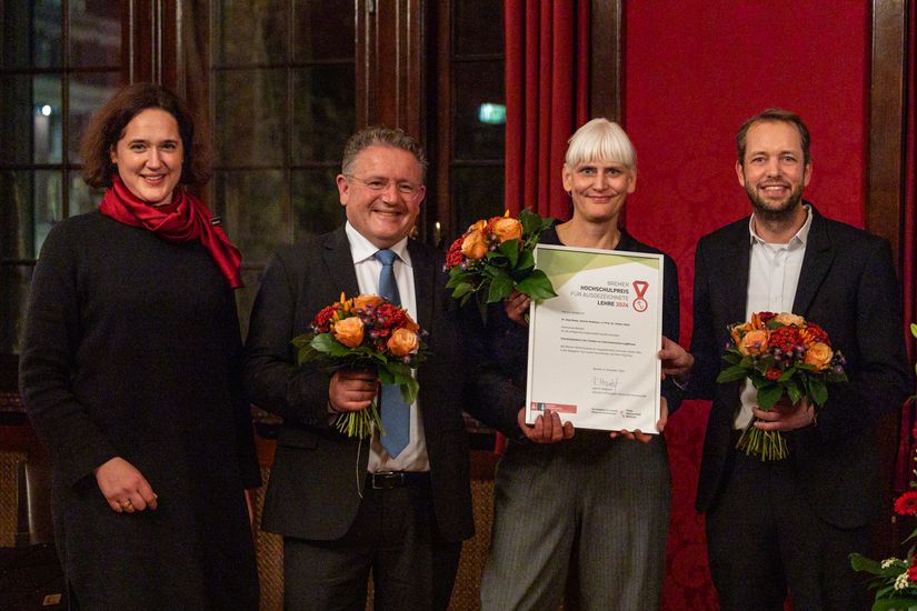 Gruppenbild mit Männern und Frauen