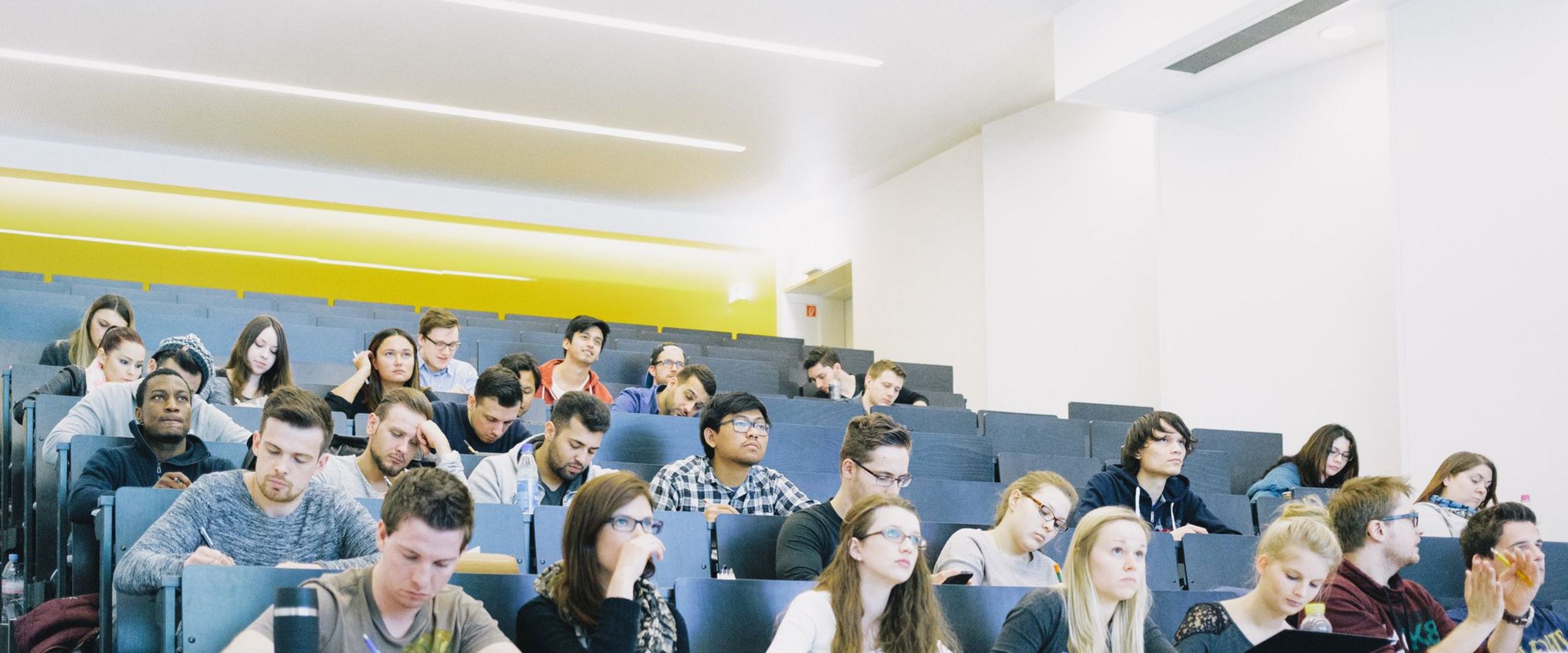 Studierende im Hörsaal bei einer Vorlesung.