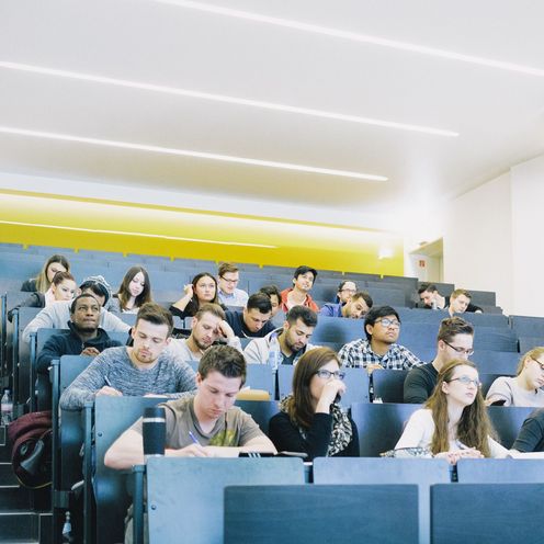 Studierende im H&ouml;rsaal bei einer Vorlesung.