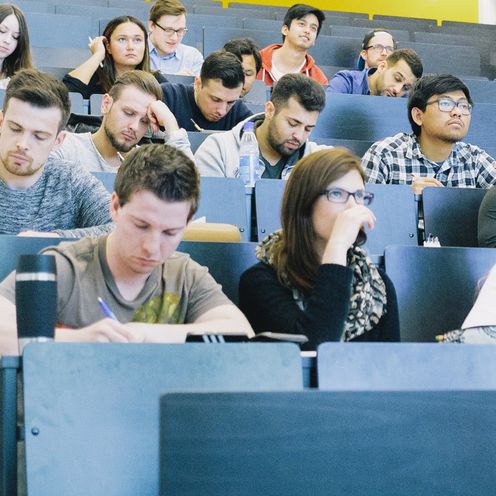 Studierende im H&ouml;rsaal bei einer Vorlesung.