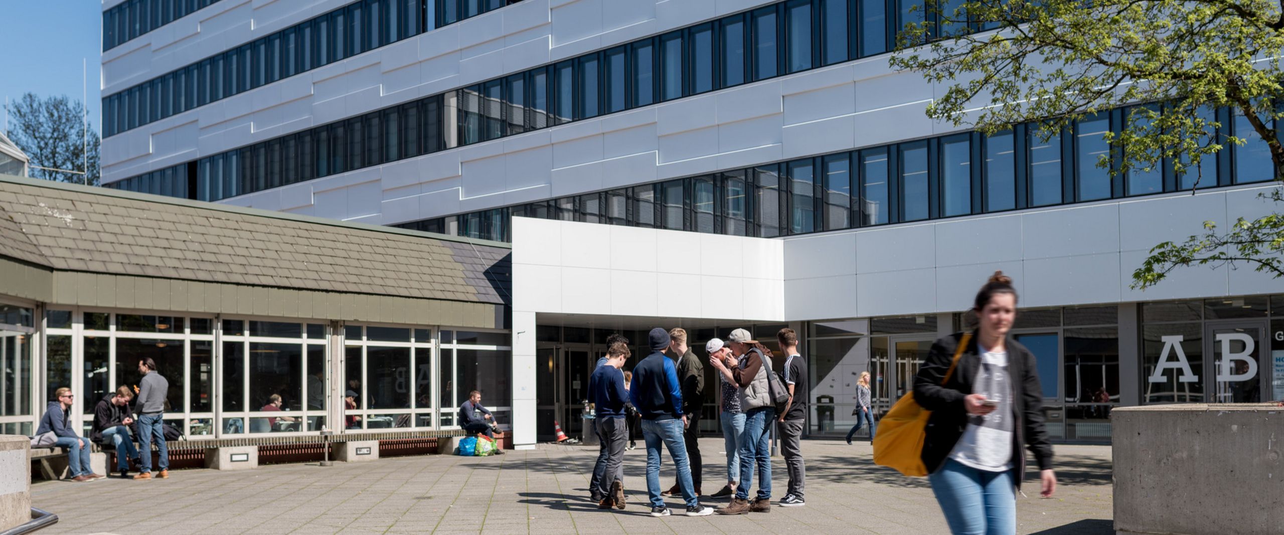 Eingang AB-Gebäude Studierende vor dem Eingang des AB-Gebäudes auf dem Campus Neustadtswall.