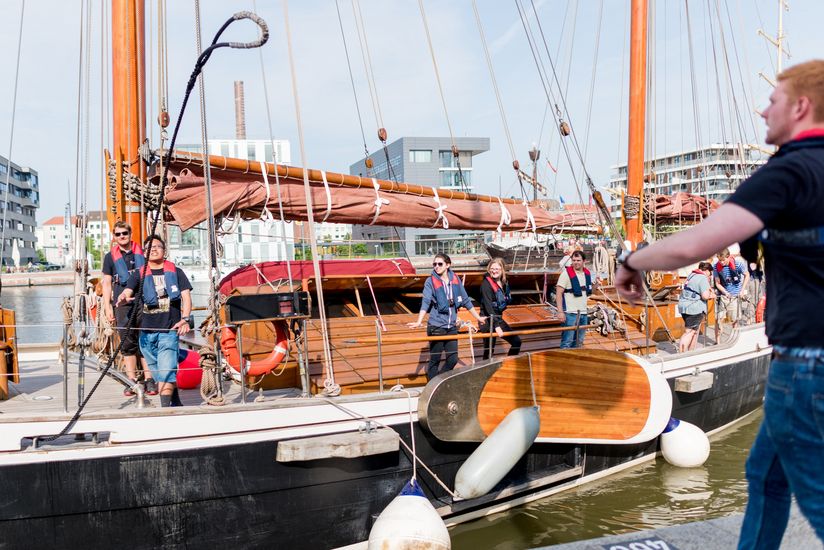 Segelschiff Franzius Studierende legen mit dem Segelschiff Franzius im Hafen an.