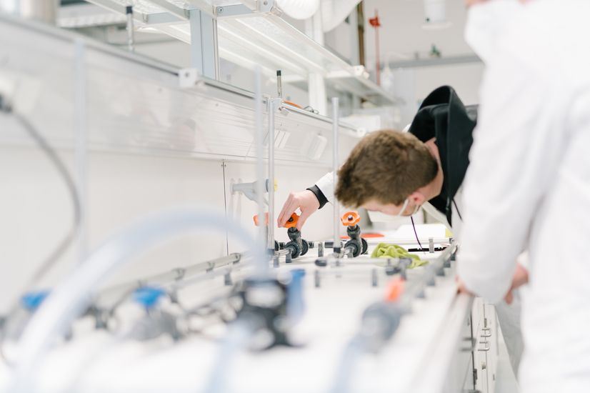 Student steht im Strömungslabor an einem Experiment.