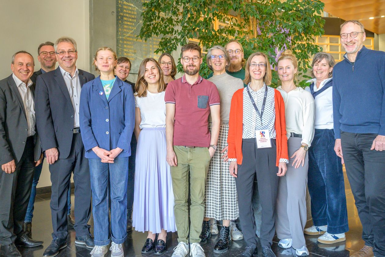Gruppenfoto. Auf dem Foto zu sehen sind, hintere Reihe von links nach rechts: Dr. Ercole Erculei, Strategie und Hochschulplanung; Stefanie Eul, Projektkoordinatorin SATSR EU; Prof. Dr. Annika Maschwitz, Konrektorin für Studium, Lehre und Internationalisierung; Dr. Heike Tauerschmidt, Leiterin International Office; Christian Schütt, Referent für internationale Wirtschaftsbeziehungen bei der Senatorin für Wirtschaft, Arbeit und Europa; Andrea Broens, Curriculumswerkstatt im Zentrum für Lehren und Lernen (ZLL); Prof. Maria Clarke, Fakultät Architektur, Bau und Umwelt. Vordere Reihe von links nach Rechts: Prof. Dr. Konrad Wolf, Rektor der HSB; Helge Ellwart, Leiter Gebäudemanagement; Juli Eichhorn, Studentin; Nina Möllering, Teilprojektleitung BreGoS; Thomas Ferstl, Marketing und Kommunikation; Petra Suwalski, Zentrales Qualitätsmanagement, Prof. Dr.-Ing. Thomas Rauscher, Fakultät Architektur, Bau und Umwelt