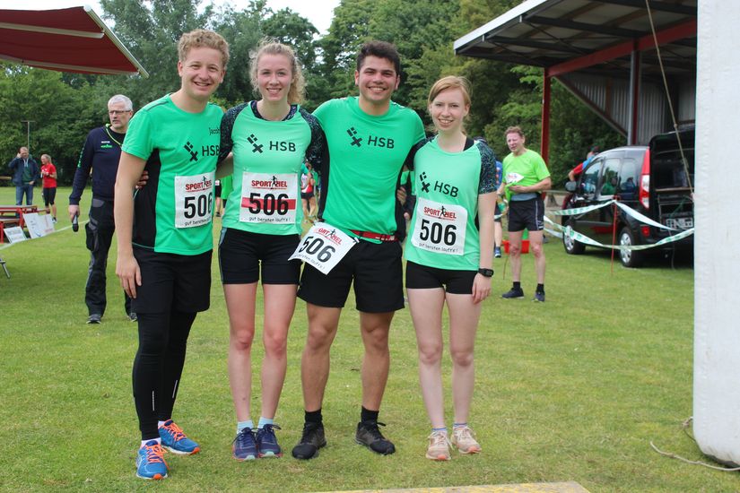 Ein Gruppenbild von 4 L&auml;ufern.